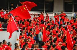 开云体育登录-比赛现场气氛热烈，球迷为球队呐喊助威