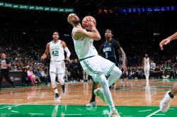 开云官方app入口-凯尔特人大胜开拓者，反弹成功