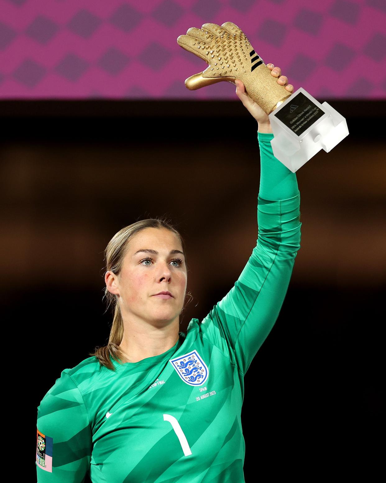 英格兰门将连场扑救,表现稳健颇受好评的简单介绍 英格兰门将连场扑救,表现稳健颇受好评的简单介绍