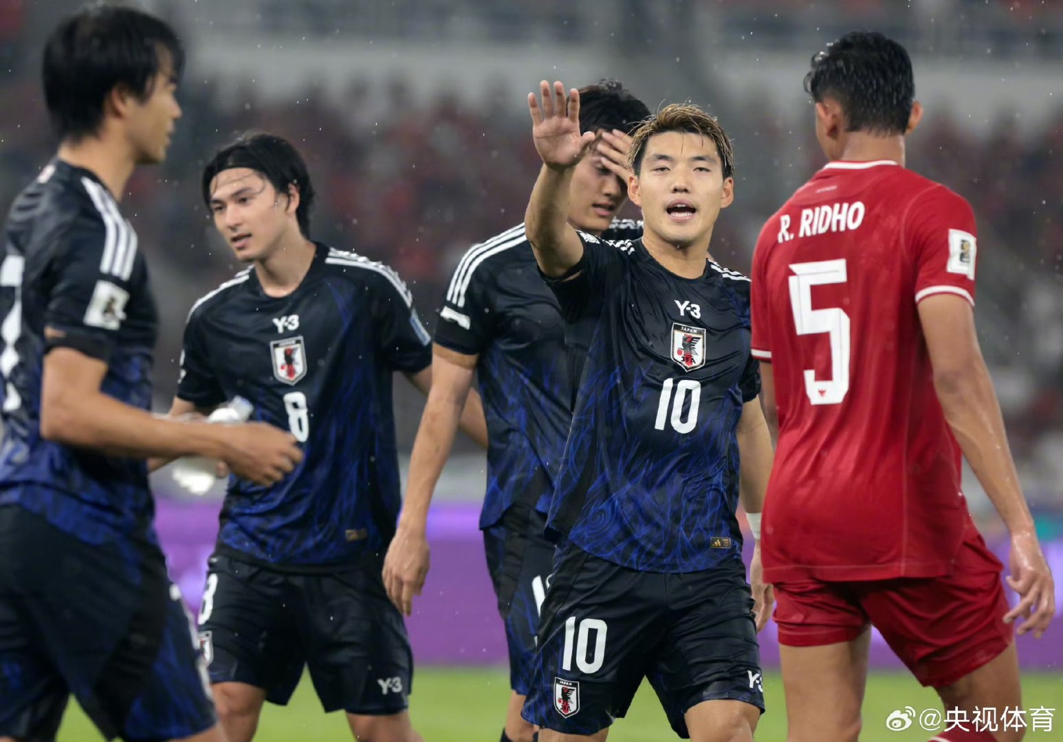 日本队在场上展现出色团队合作 日本队在场上展现出色团队合作