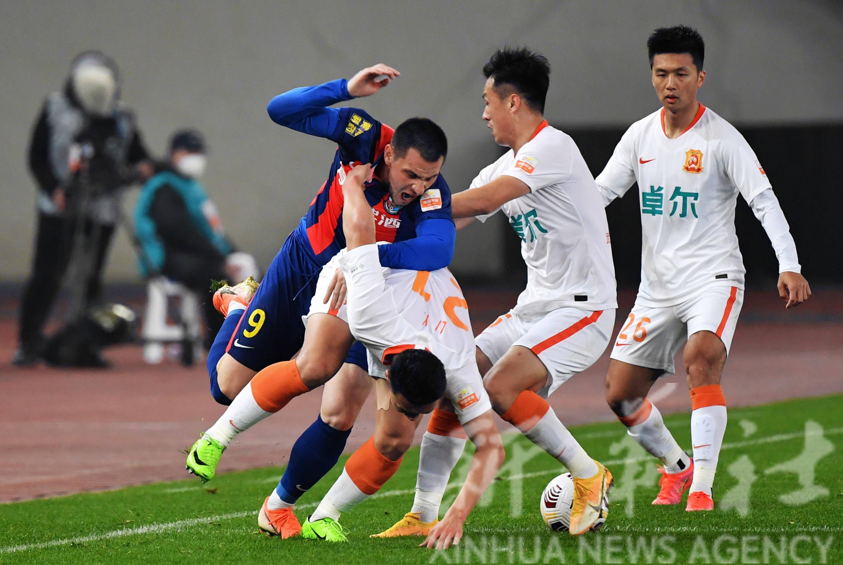 青岛队以微弱优势取胜,领跑积分榜 青岛队以微弱优势取胜,领跑积分榜