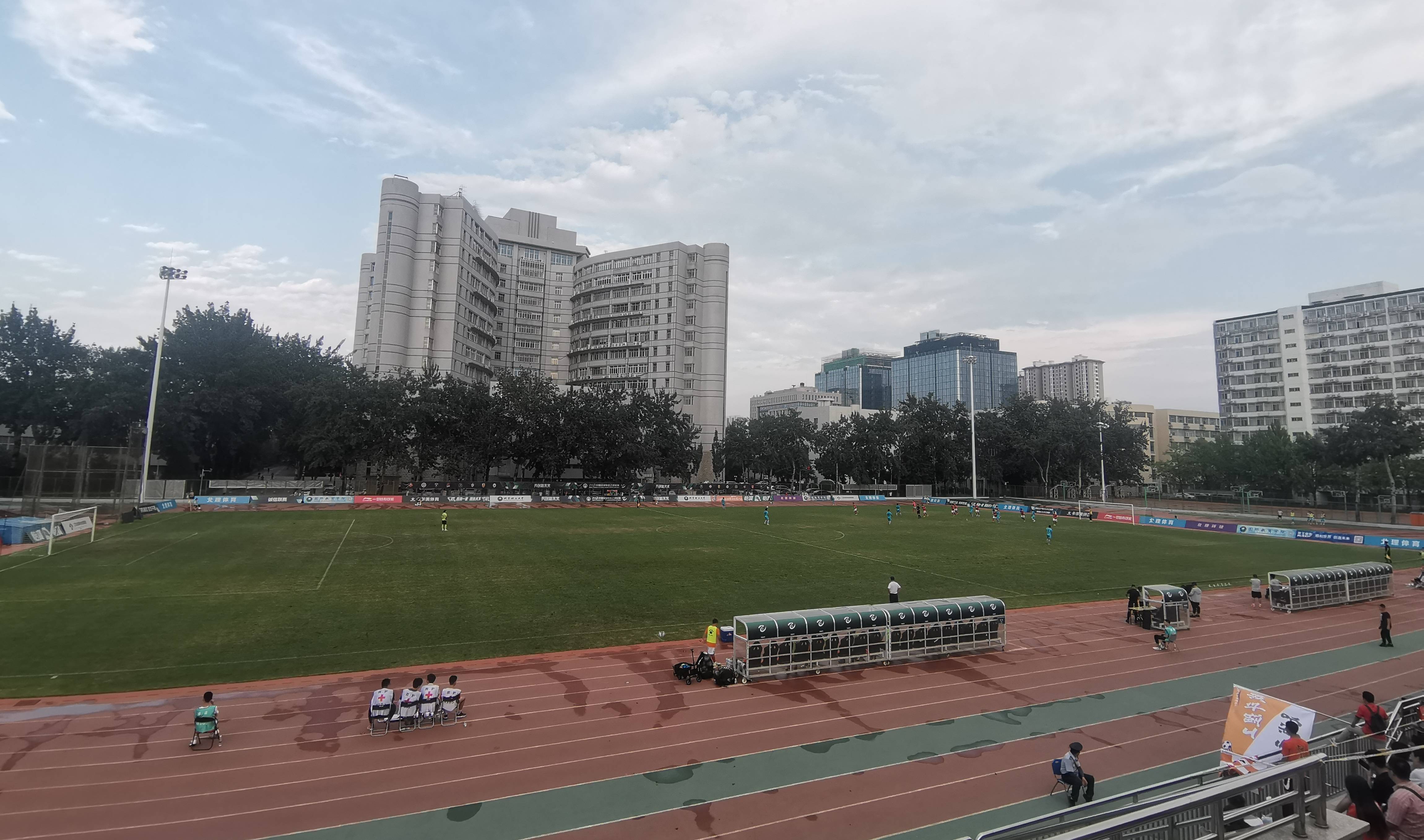 青岛队以微弱优势取胜,领跑积分榜 青岛队以微弱优势取胜,领跑积分榜