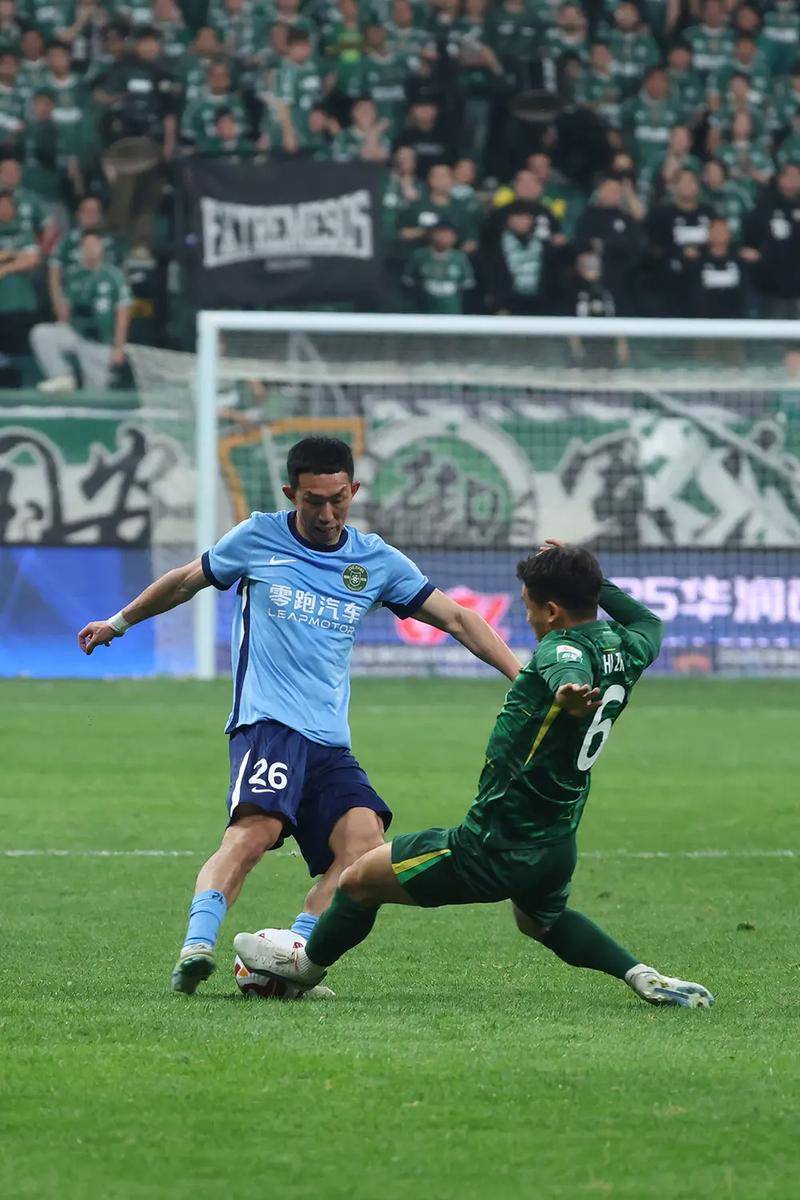 红牌飞舞激烈比赛中不断出现的犯规情况的简单介绍