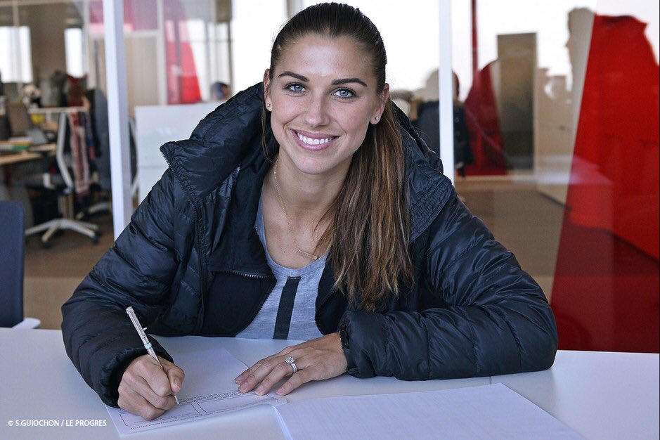 里昂名将被曝光私生活丑闻，引发球队风波