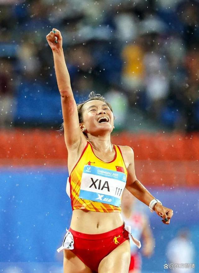 田径比赛下起大雨，运动员冲刺