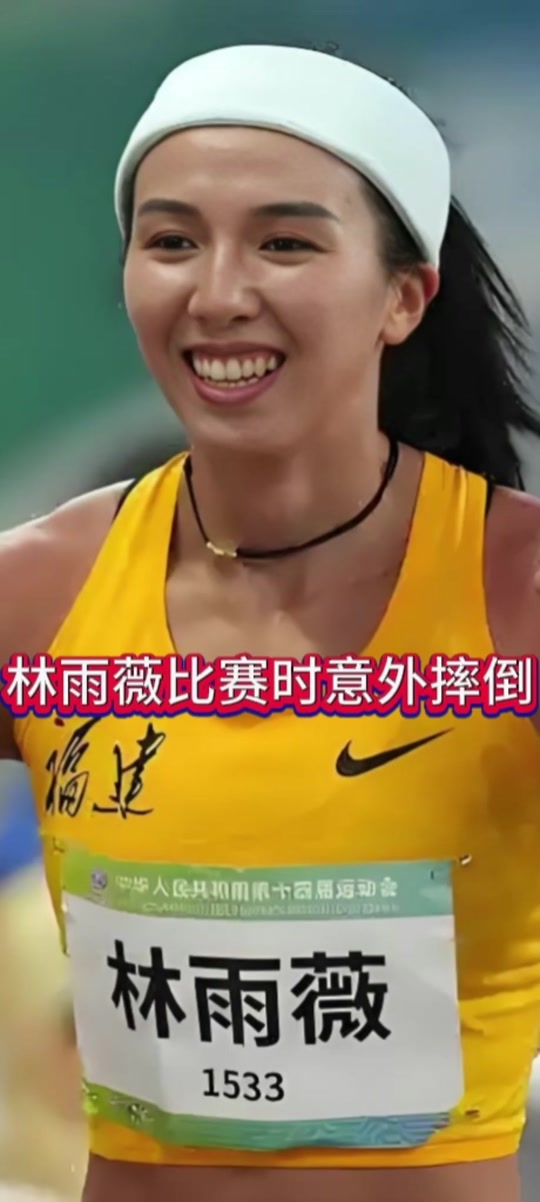 田径比赛下起大雨，运动员冲刺