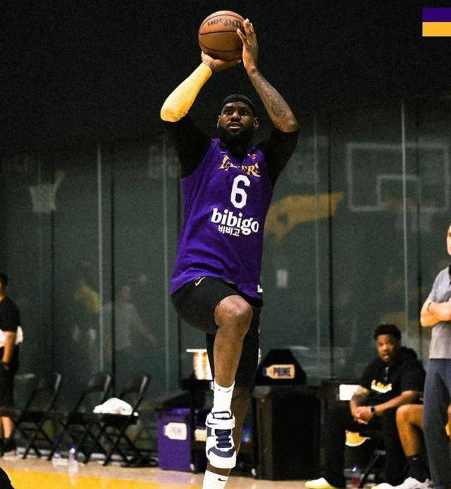 湖人队主帅戴帽惊喜球迷球员