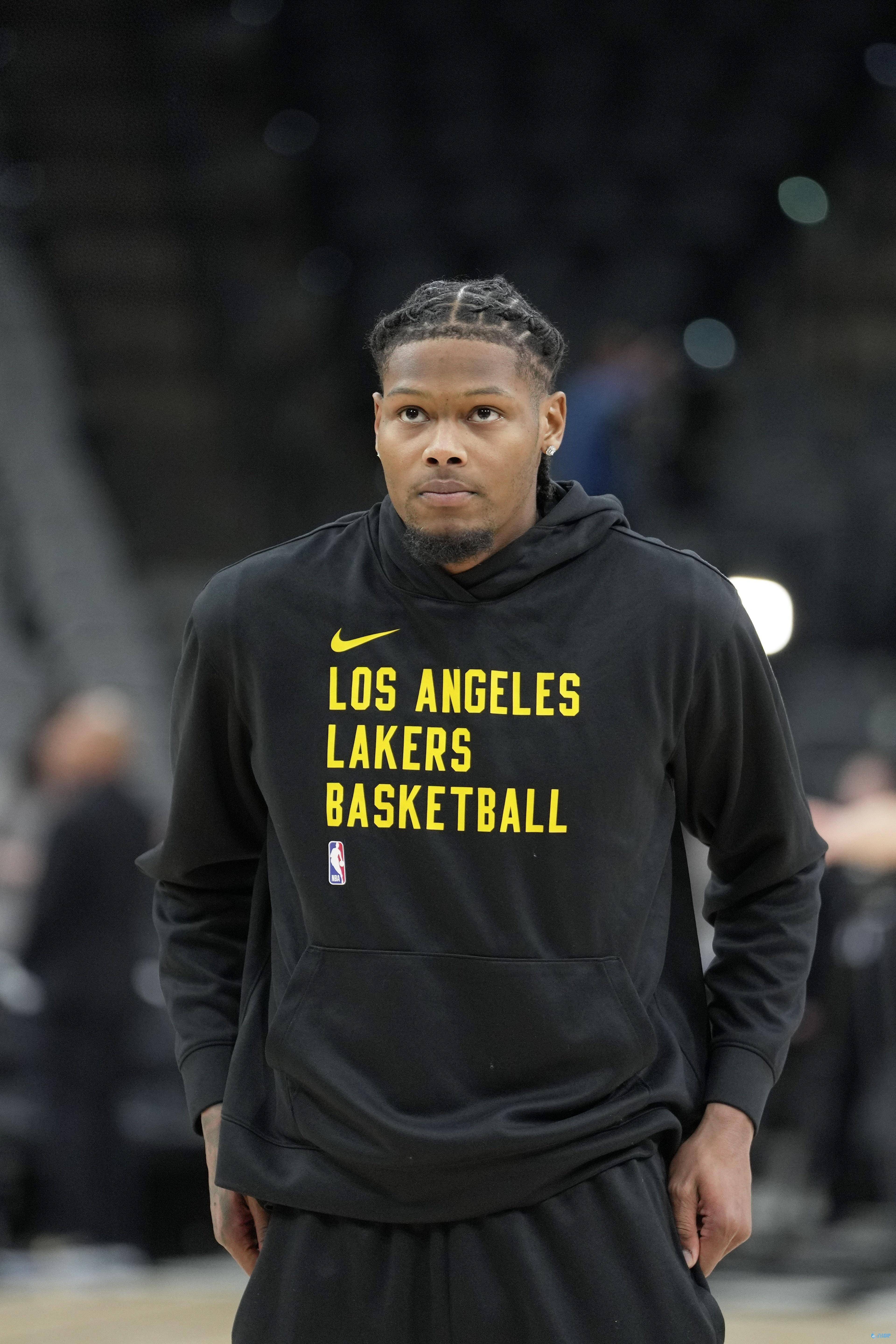 湖人队主帅戴帽惊喜球迷球员