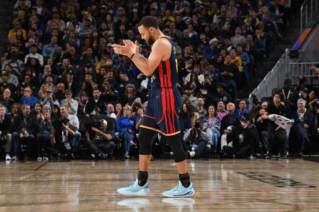 勇士胜灰熊，库里砍下30+数据