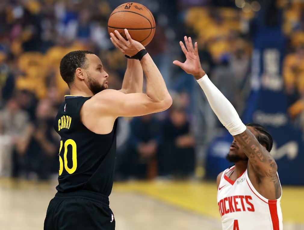 火箭领先骑士，保持主场不败