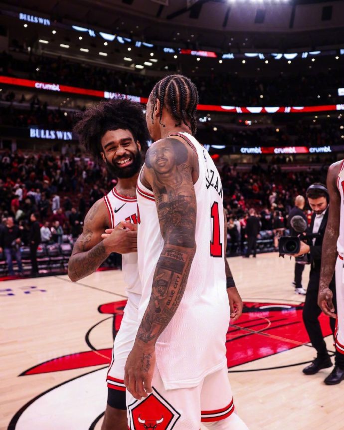 黄蜂主场险胜公牛,士气大增 黄蜂主场险胜公牛,士气大增