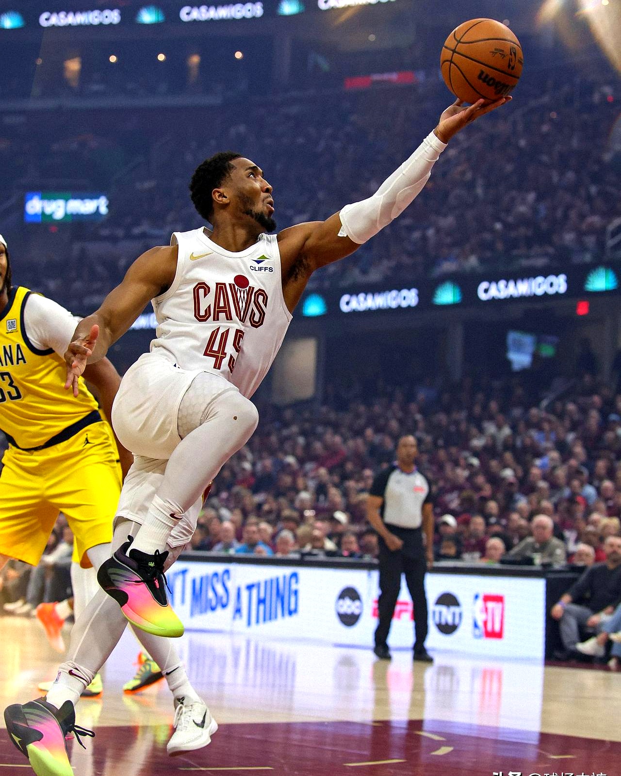 爵士击败马刺,米切尔火力全开 爵士击败马刺,米切尔火力全开