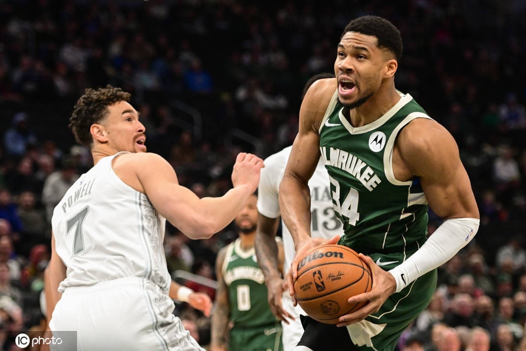 雄鹿主场擒独行侠,连胜止步三场 雄鹿主场擒独行侠,连胜止步三场