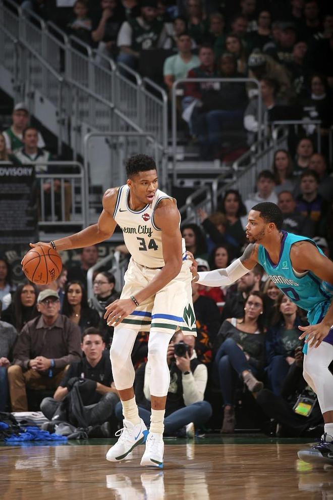 雄鹿大胜黄蜂，重回胜利赛道的简单介绍