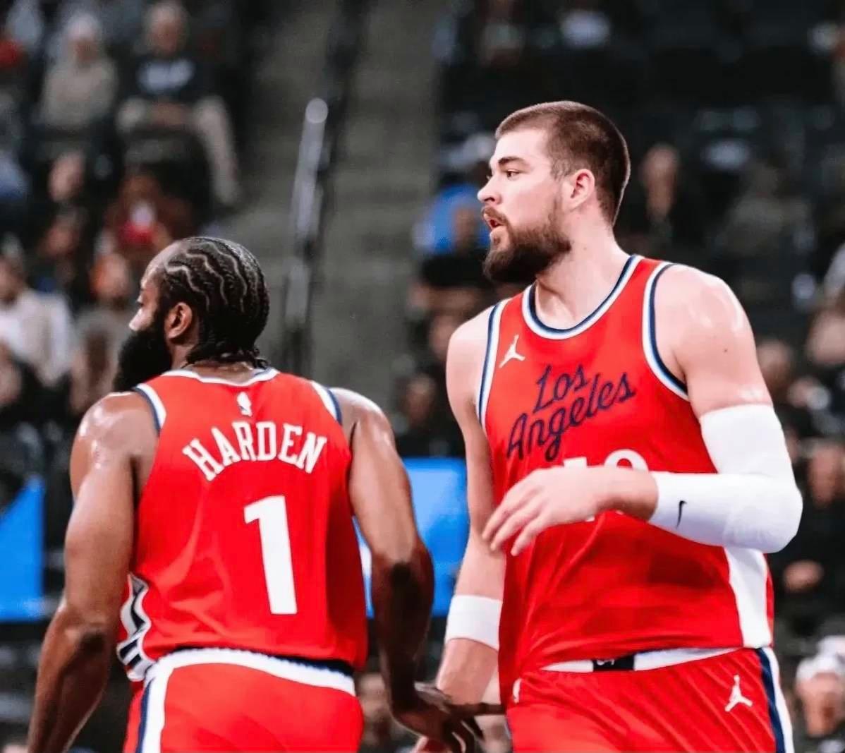 马刺主场大胜快船,终结对手连胜 马刺主场大胜快船,终结对手连胜