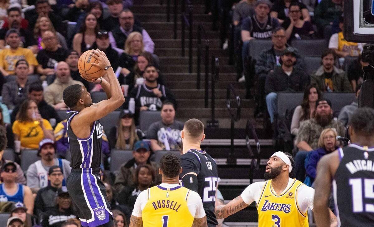 湖人客场击败独行侠，詹姆斯32分