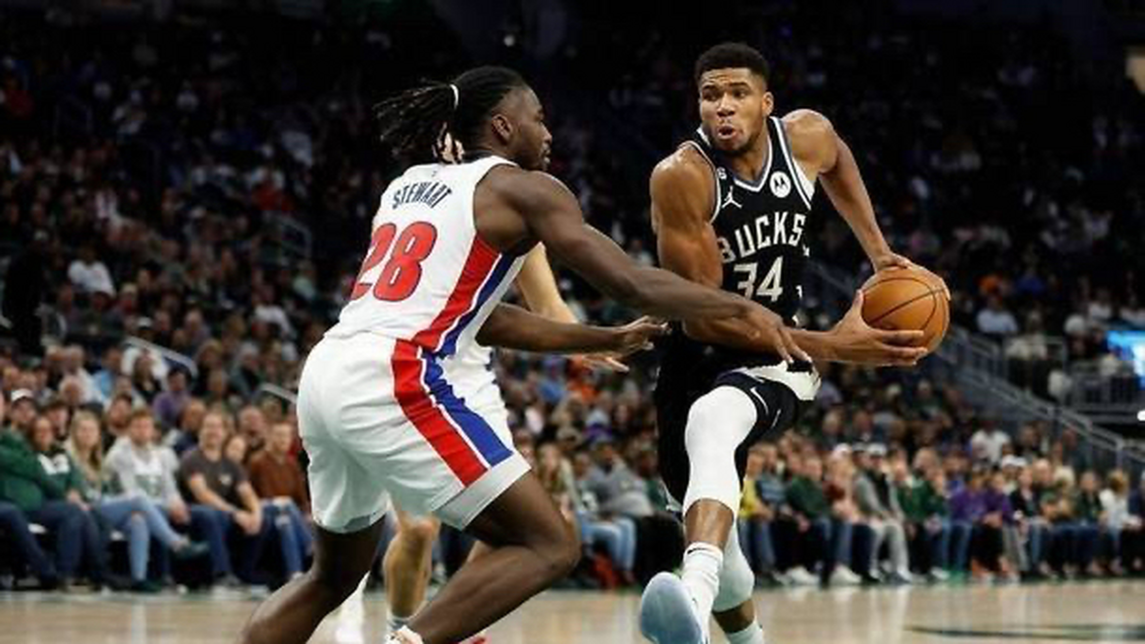 雄鹿队连胜止步，遭遇活塞队逆转