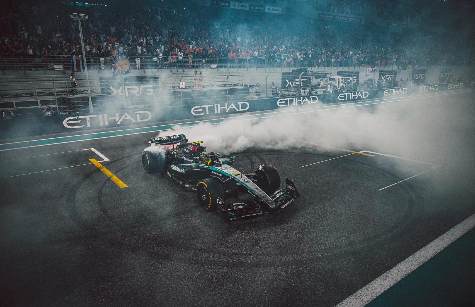 梅赛德斯鏖战威廉姆斯，周冠宇点燃赛场的简单介绍